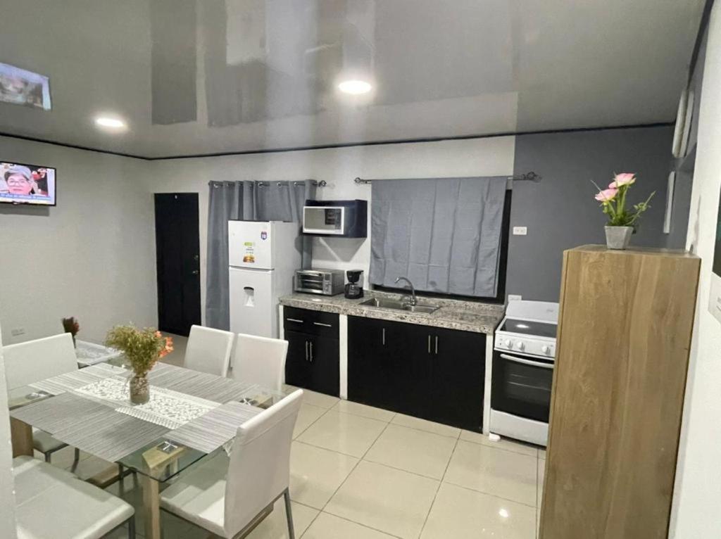 Apartamentos Cielo #1, Airport Juan Santamaria アラフエラ エクステリア 写真