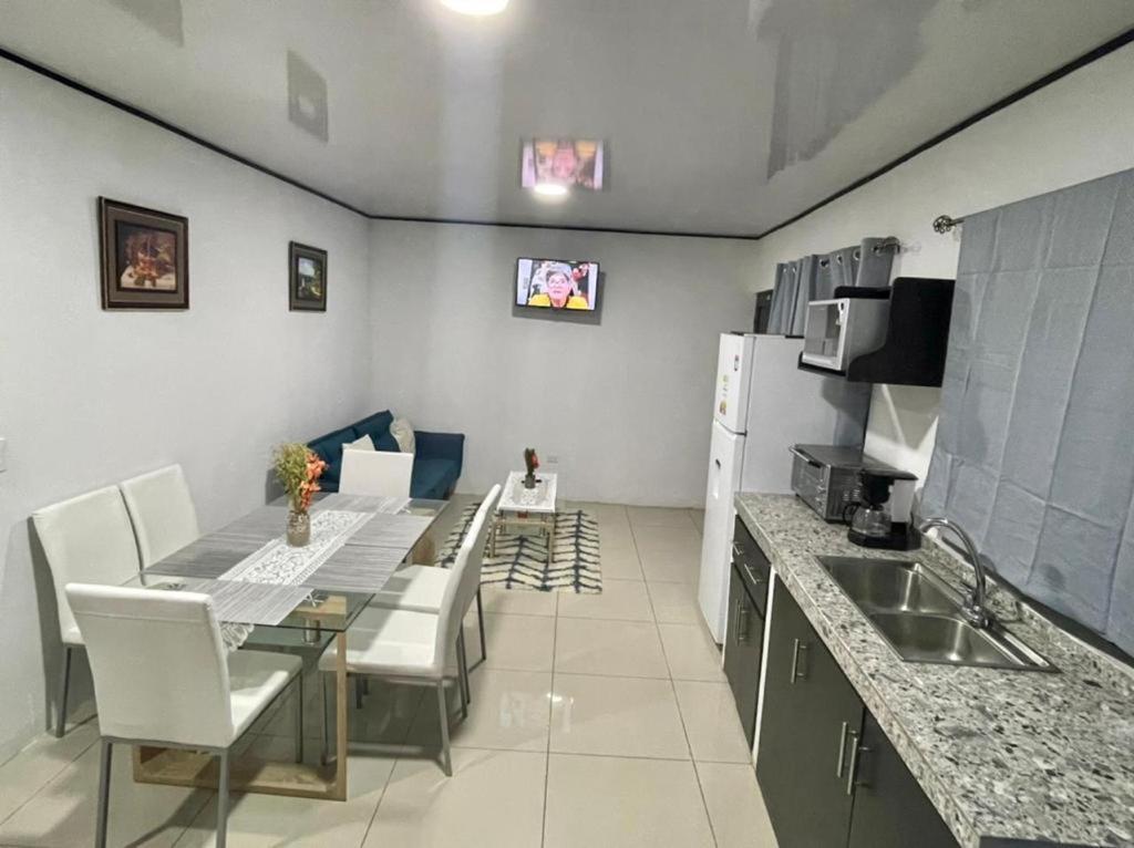 Apartamentos Cielo #1, Airport Juan Santamaria アラフエラ エクステリア 写真